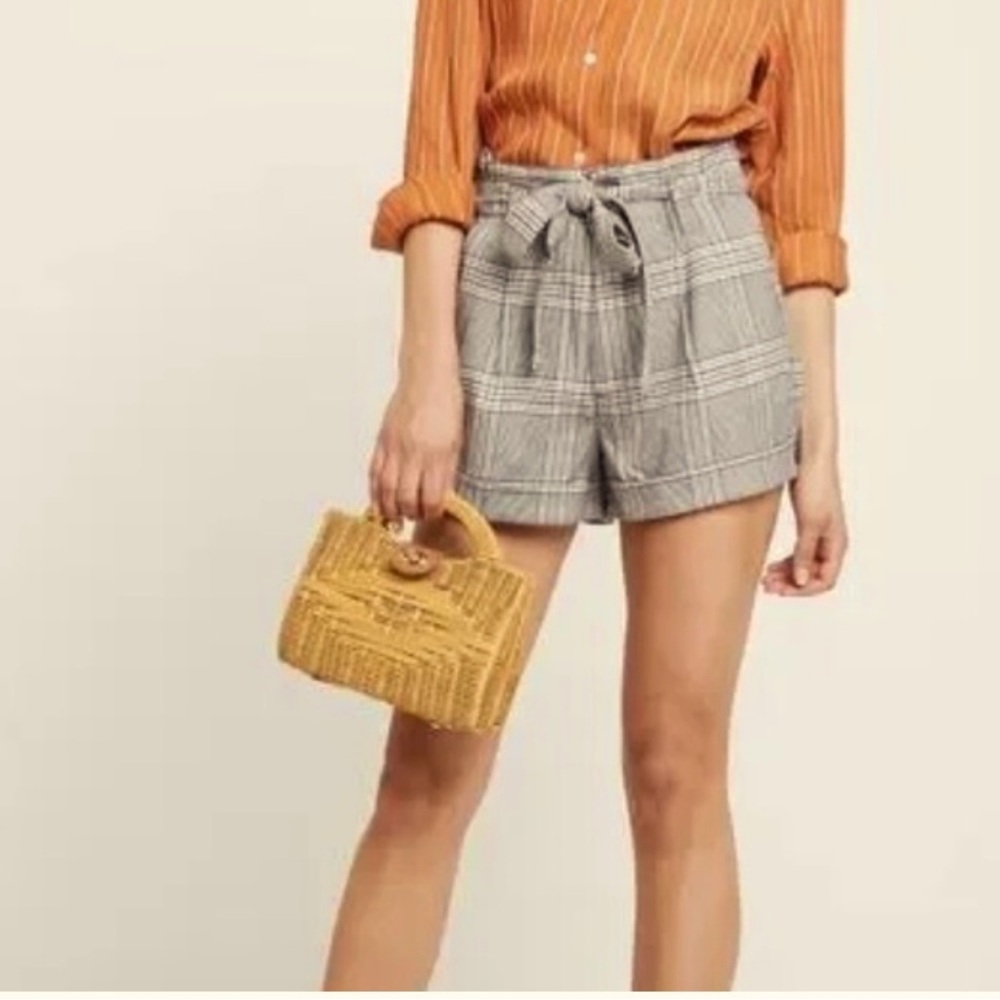 Abercrombie Highwaisted wide leg shorts NWOT. Size L. Missing Belt.